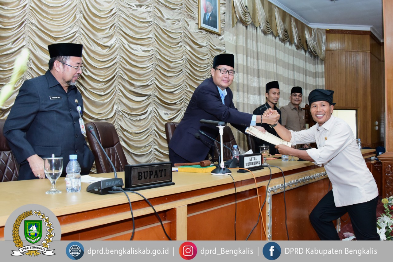 Teks foto: Ketua dan Wakil Ketua DPRD Bengkalis berjabat tangan