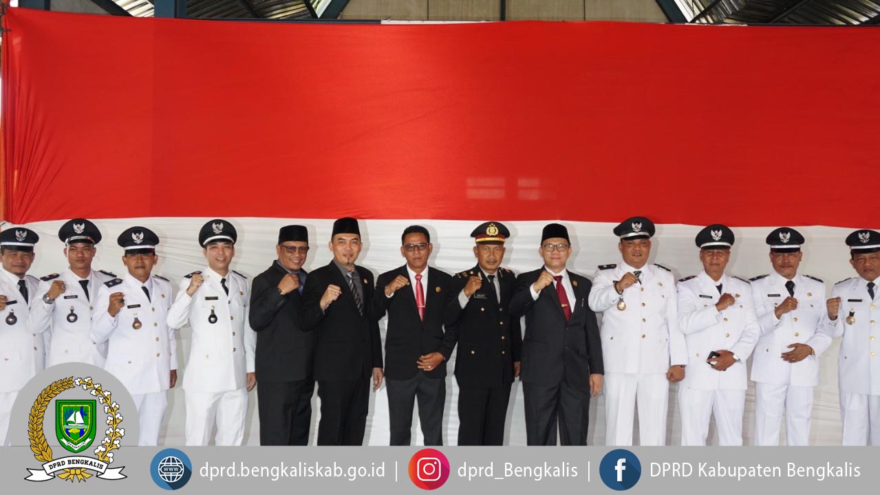 Foto Bersama Anggota DPRD dengan Jajaran Pemerintah Desa Bathin Solapan